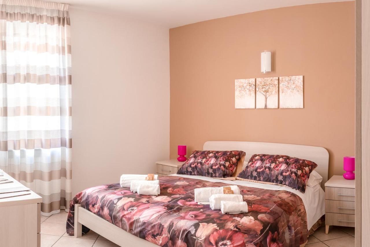 A 2 Passi Da Alba With 6 Beds Lejlighed Rodello Eksteriør billede